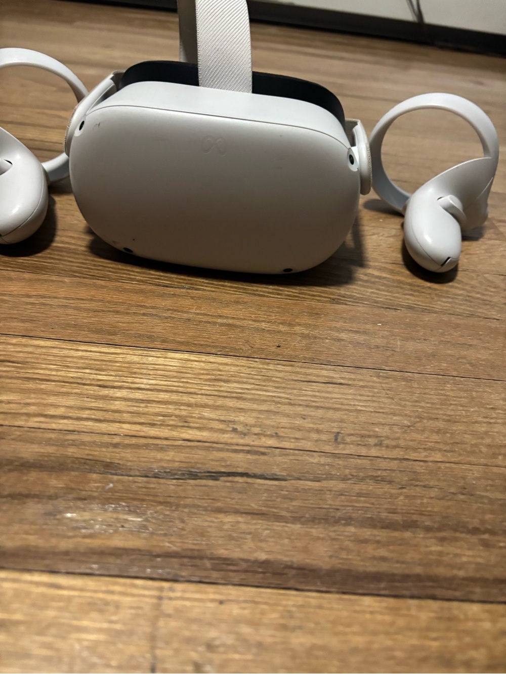 Oculus white standalone VR headset with matching controllers